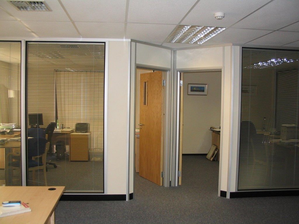 Demountable office partitioning