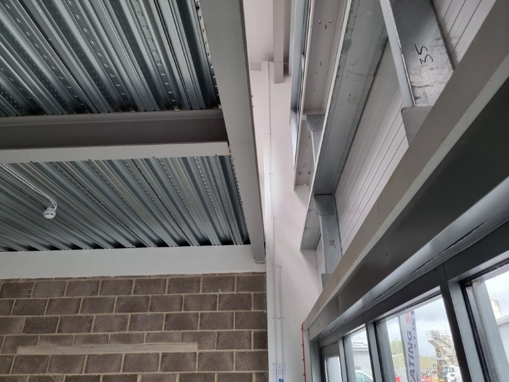 Massive gap at floor edge ?