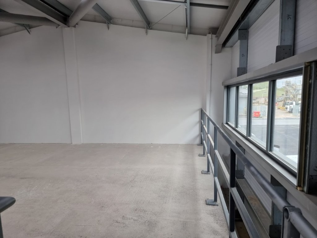 Handrail covering gap at mezz edge