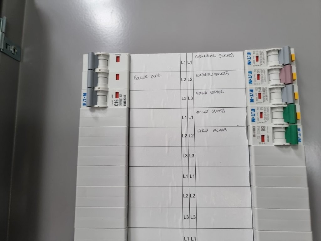 Uncluttered fuse board