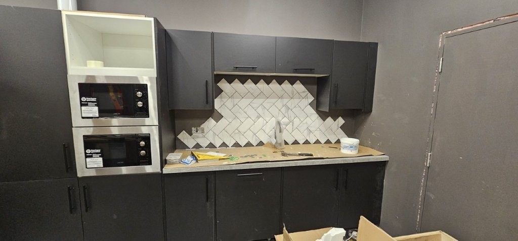 Tiled splash back using metro tiles in a herringbone pattern