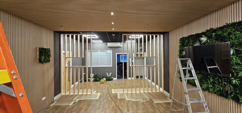 Timber screens, slatwall and plantwall behind the TV