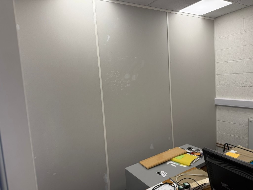 Vertical support posts between the panels